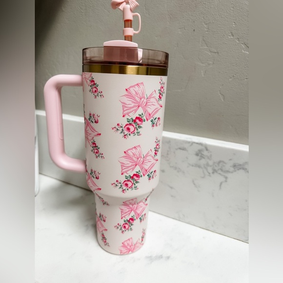 THE STANLEY X LOVESHACKFANCY HOLIDAY QUENCHER | 40 OZ/ Rosa Beaux Pink/ in hand - Picture 2 of 8